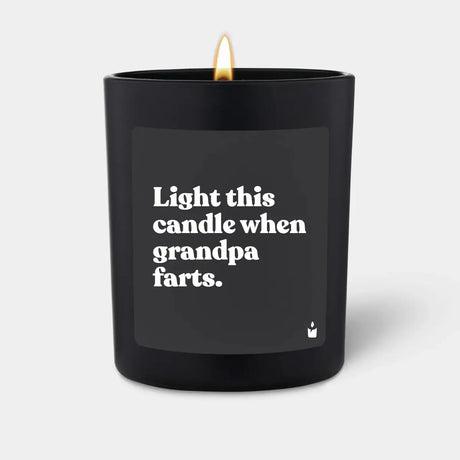 Duftkerze Schwarz Woody Light this candle when grandpa farts. von ChattyCandles