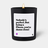 Duftkerze Schwarz Woody Nobody's perfect. But being a Pisces, you're damn close! von ChattyCandles