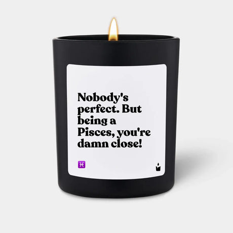 Duftkerze Schwarz Woody Nobody's perfect. But being a Pisces, you're damn close! von ChattyCandles