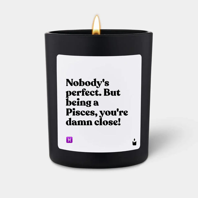Duftkerze Schwarz Woody Nobody's perfect. But being a Pisces, you're damn close! von ChattyCandles
