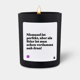 Duftkerze Schwarz Woody Niemand ist perfekt, aber als Stier ist man schon verdammt nah dran! von ChattyCandles