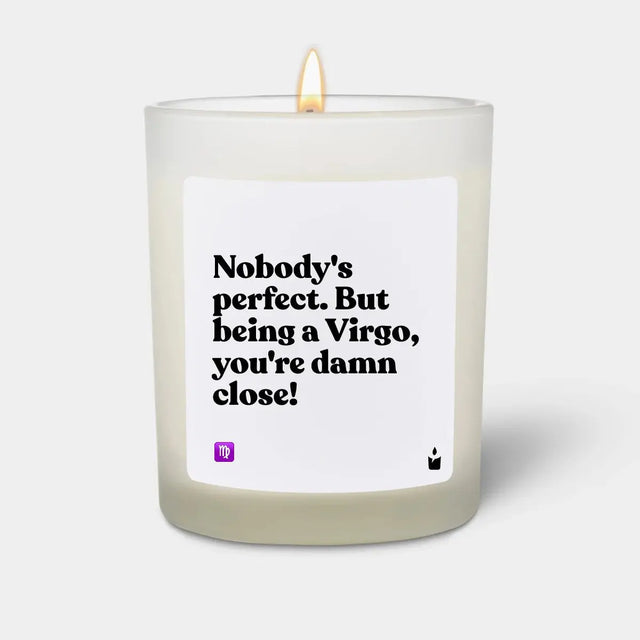 Duftkerze Weiss Woody Nobody's perfect. But being a Virgo, you're damn close! von ChattyCandles