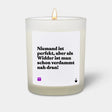 Duftkerze Weiss Woody Niemand ist perfekt, aber als Widder ist man schon verdammt nah dran! von ChattyCandles