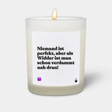 Duftkerze Weiss Woody Niemand ist perfekt, aber als Widder ist man schon verdammt nah dran! von ChattyCandles
