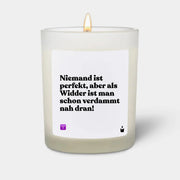 Duftkerze Weiss Woody Niemand ist perfekt, aber als Widder ist man schon verdammt nah dran! von ChattyCandles