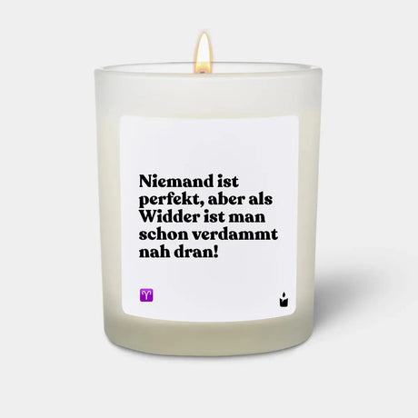 Duftkerze Weiss Woody Niemand ist perfekt, aber als Widder ist man schon verdammt nah dran! von ChattyCandles