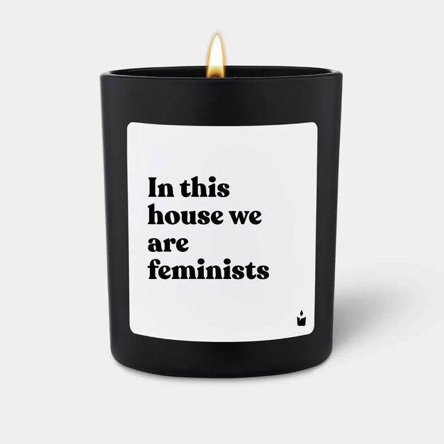 Duftkerze Schwarz Woody In this house we are feminists von ChattyCandles