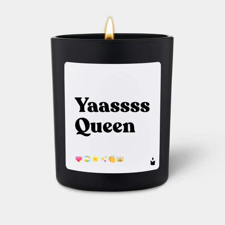 Duftkerze Schwarz Woody Yaassss Queen von ChattyCandles