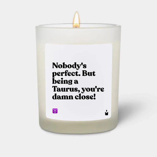Duftkerze Weiss Woody Nobody's perfect. But being a Taurus, you're damn close! von ChattyCandles