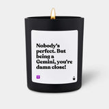 Duftkerze Schwarz Woody Nobody's perfect. But being a Gemini, you're damn close! von ChattyCandles