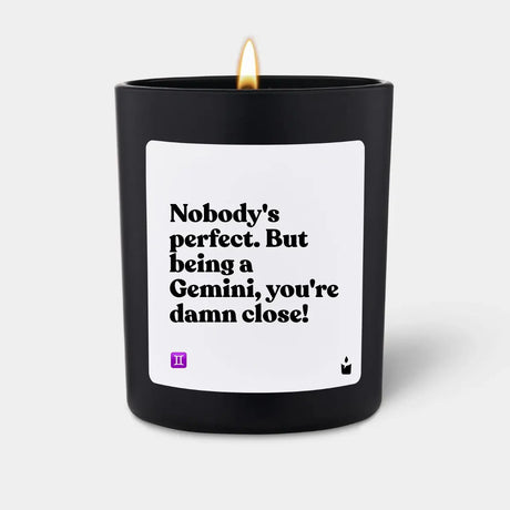 Duftkerze Schwarz Woody Nobody's perfect. But being a Gemini, you're damn close! von ChattyCandles