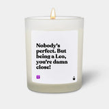 Duftkerze Weiss Woody Nobody's perfect. But being a Leo, you're damn close! von ChattyCandles