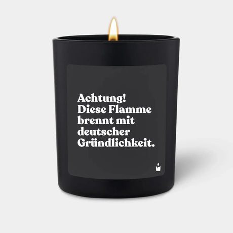 Duftkerze Schwarz Woody Achtung! Diese Flamme brennt mit deutscher Gründlichkeit. von ChattyCandles