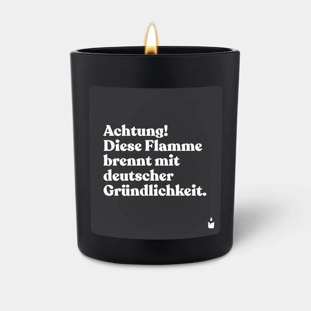 Duftkerze Schwarz Woody Achtung! Diese Flamme brennt mit deutscher Gründlichkeit. von ChattyCandles