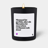 Duftkerze Schwarz Woody Niemand ist perfekt, aber als Skorpion ist man schon verdammt nah dran! von ChattyCandles