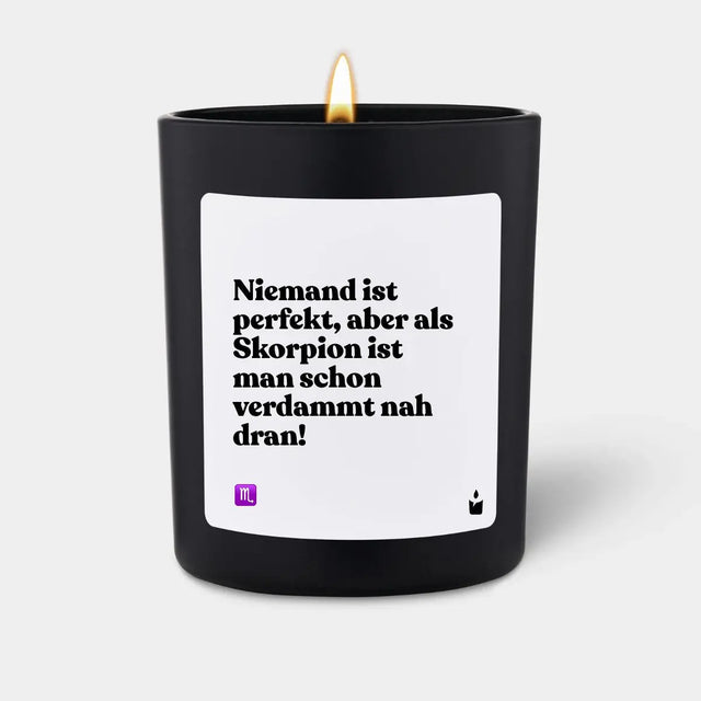 Duftkerze Schwarz Woody Niemand ist perfekt, aber als Skorpion ist man schon verdammt nah dran! von ChattyCandles