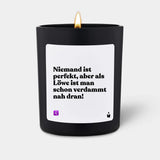 Duftkerze Schwarz Woody Niemand ist perfekt, aber als Löwe ist man schon verdammt nah dran! von ChattyCandles