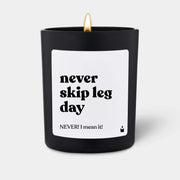 Duftkerze Schwarz Flowery never skip leg day - NEVER! I mean it! von ChattyCandles