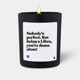 Duftkerze Schwarz Woody Nobody's perfect. But being a Libra, you're damn close! von ChattyCandles