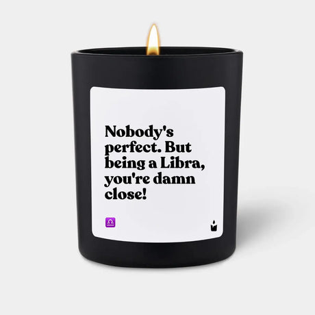 Duftkerze Schwarz Woody Nobody's perfect. But being a Libra, you're damn close! von ChattyCandles