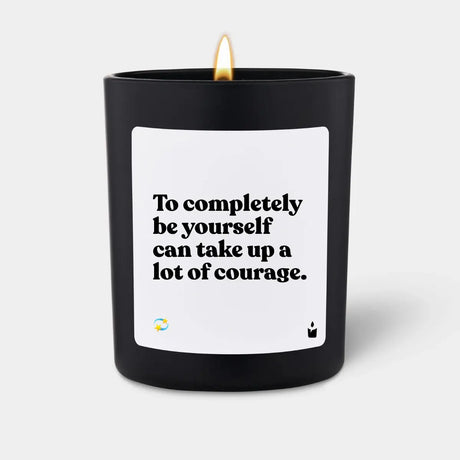 Duftkerze Schwarz Woody To completely be yourself can take up a lot of courage. von ChattyCandles