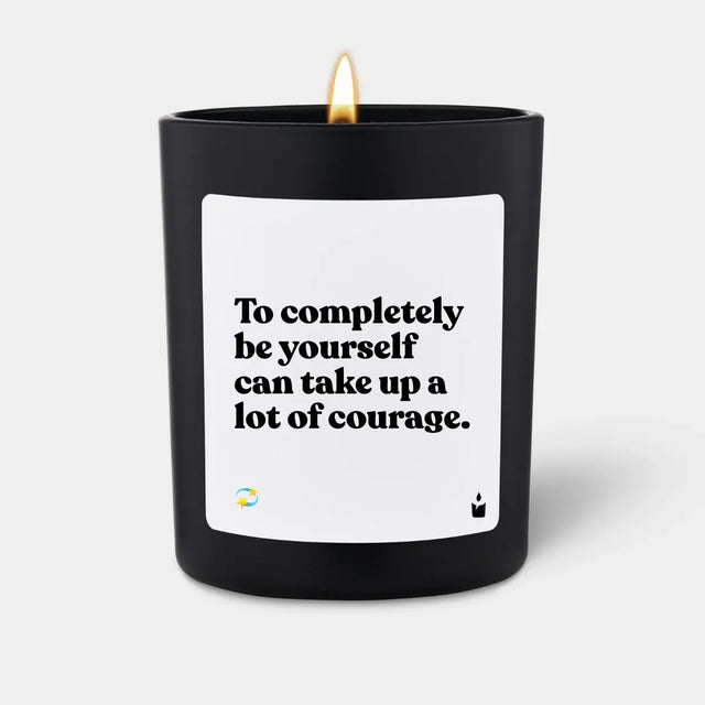 Duftkerze Schwarz Woody To completely be yourself can take up a lot of courage. von ChattyCandles