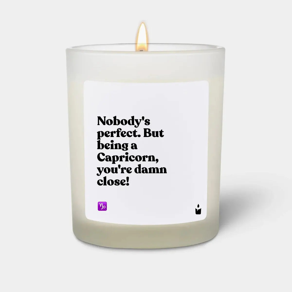 Duftkerze Weiss Woody Nobody's perfect. But being a Capricorn, you're damn close! von ChattyCandles