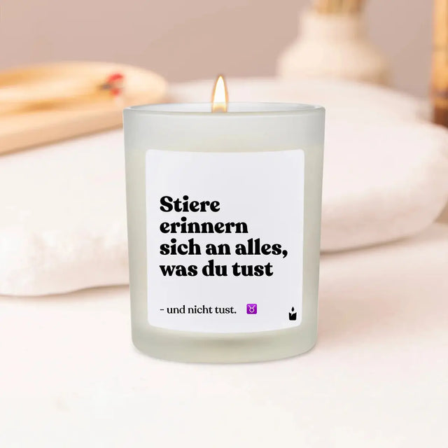 Duftkerze Weiss Woody Stiere erinnern sich an alles, was du tust - und nicht tust. von ChattyCandles