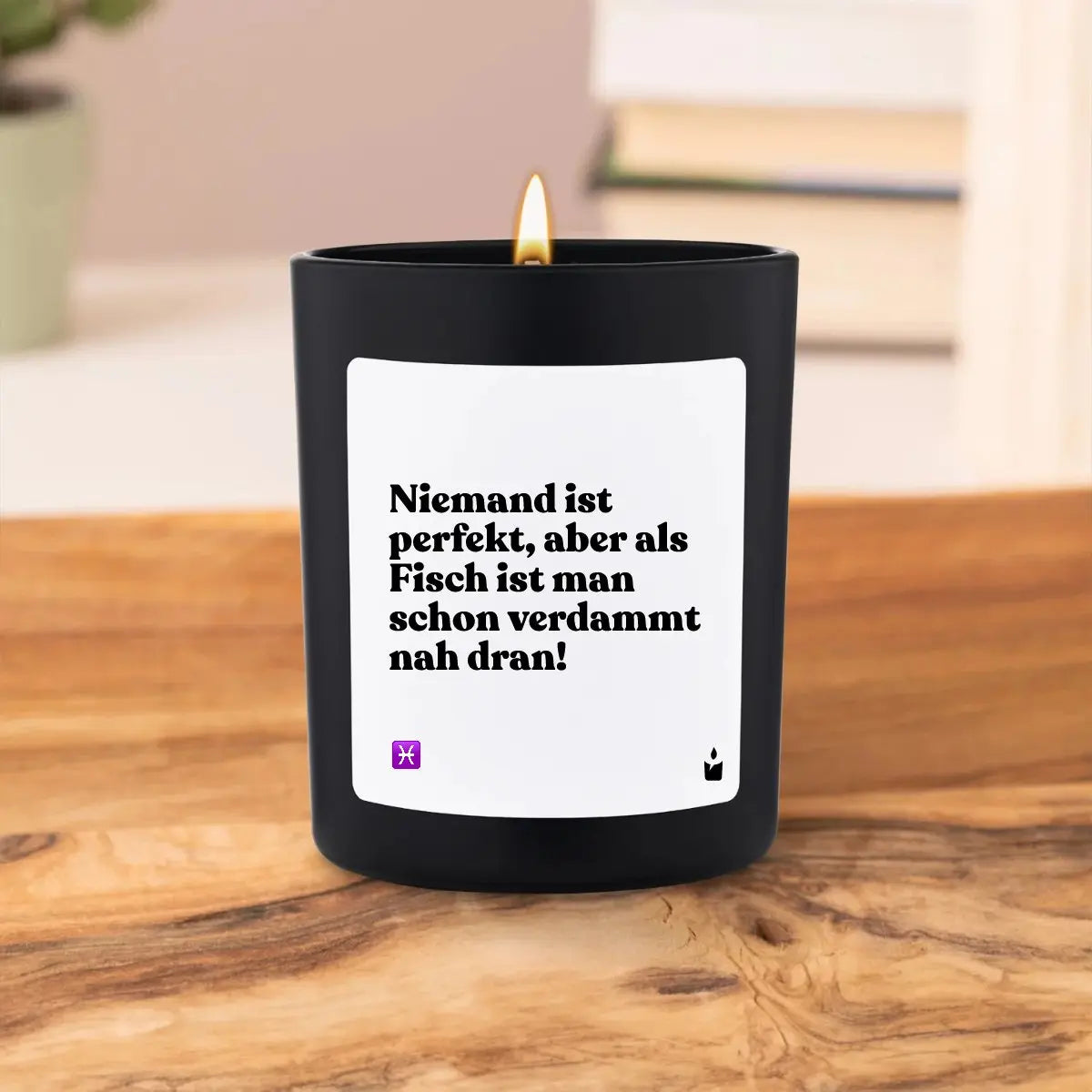 Duftkerze Schwarz Woody Niemand ist perfekt, aber als Fisch ist man schon verdammt nah dran! von ChattyCandles