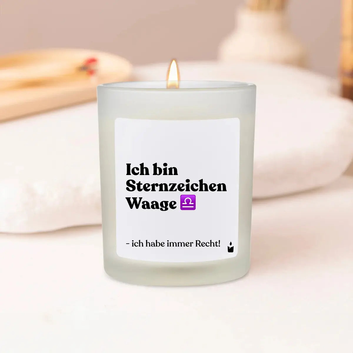 Duftkerze Weiss Woody Ich bin Sternzeichen Waage - ich habe immer Recht! von ChattyCandles