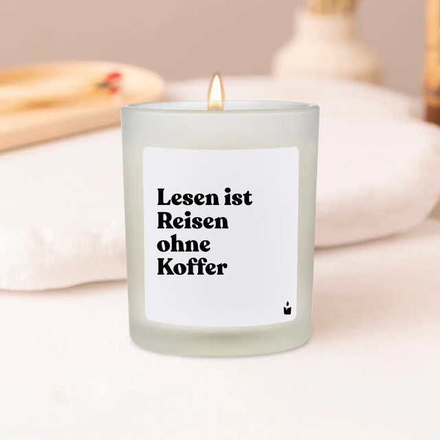 Duftkerze Weiss Woody Lesen ist Reisen ohne Koffer von ChattyCandles