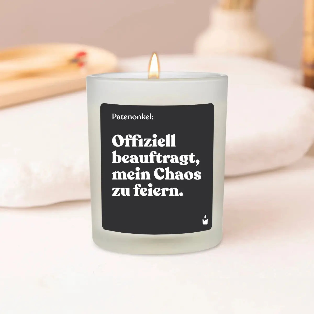 Duftkerze Weiss Woody Patenonkel: Offiziell beauftragt, mein Chaos zu feiern. von ChattyCandles