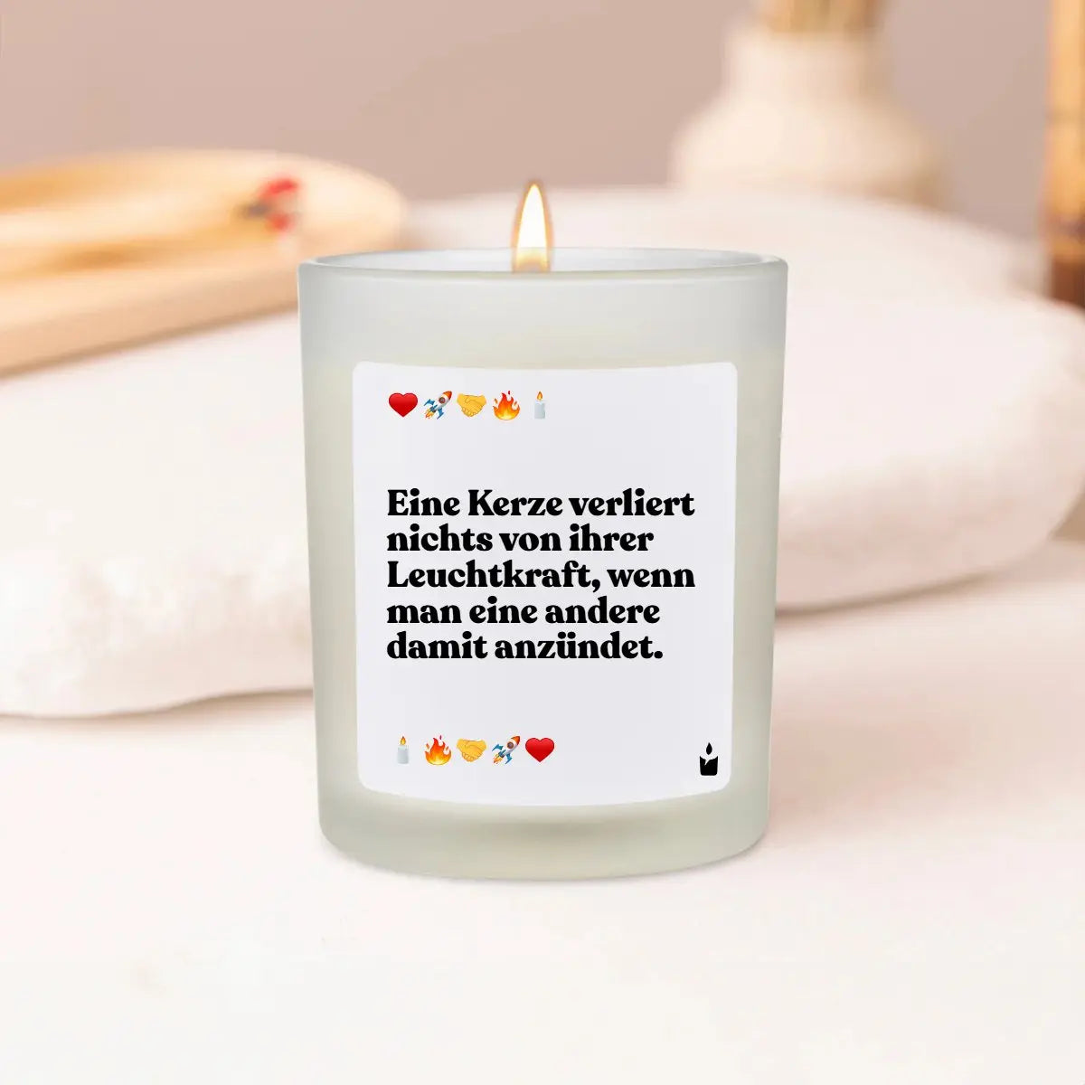 Duftkerze Weiss Woody Eine Kerze verliert nichts von ihrer Leuchtkraft, wenn man eine andere damit anzündet. von ChattyCandles