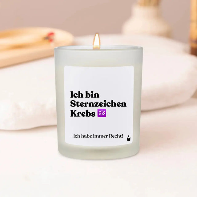 Duftkerze Weiss Woody Ich bin Sternzeichen Krebs - ich habe immer Recht! von ChattyCandles