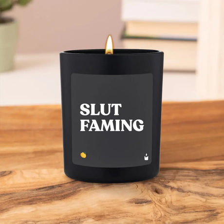 Duftkerze Schwarz Woody Slut faming von ChattyCandles