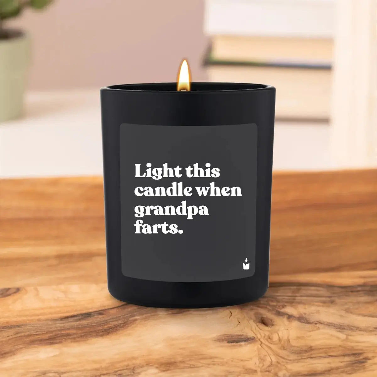 Duftkerze Schwarz Woody Light this candle when grandpa farts. von ChattyCandles