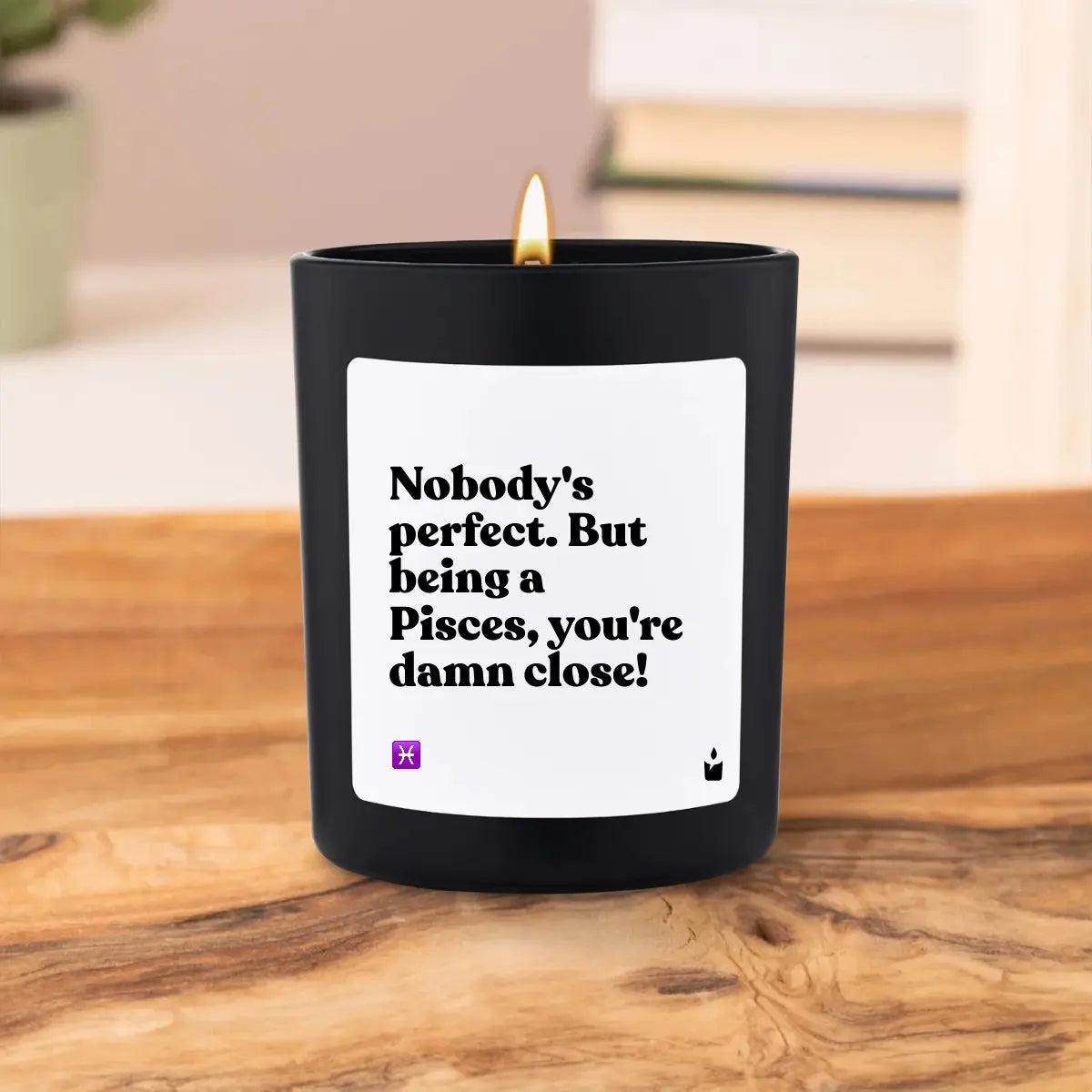 Duftkerze Schwarz Woody Nobody's perfect. But being a Pisces, you're damn close! von ChattyCandles