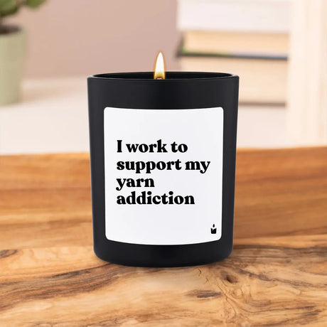 Duftkerze Schwarz Woody I work to support my yarn addiction von ChattyCandles
