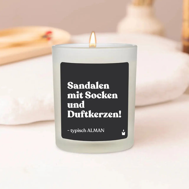 Duftkerze Weiss Woody Sandalen mit Socken und Duftkerzen! Typisch Alman von ChattyCandles