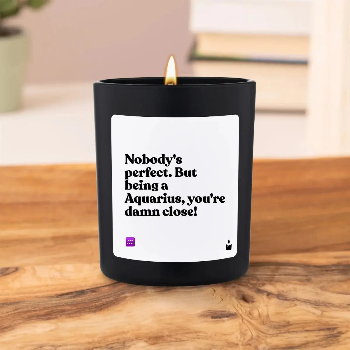 Duftkerze Schwarz Woody Nobody's perfect. But being a Aquarius, you're damn close! von ChattyCandles