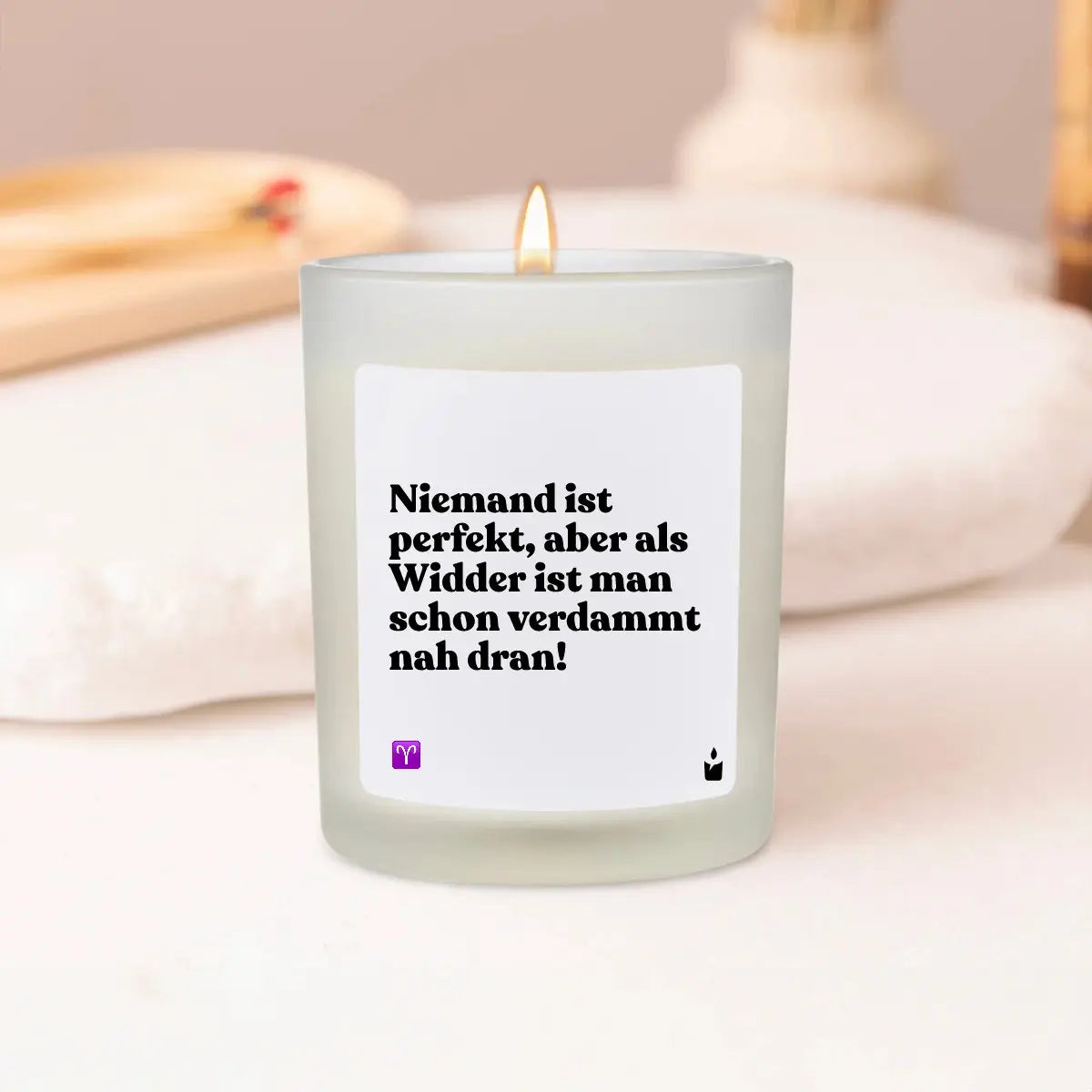 Duftkerze Weiss Woody Niemand ist perfekt, aber als Widder ist man schon verdammt nah dran! von ChattyCandles