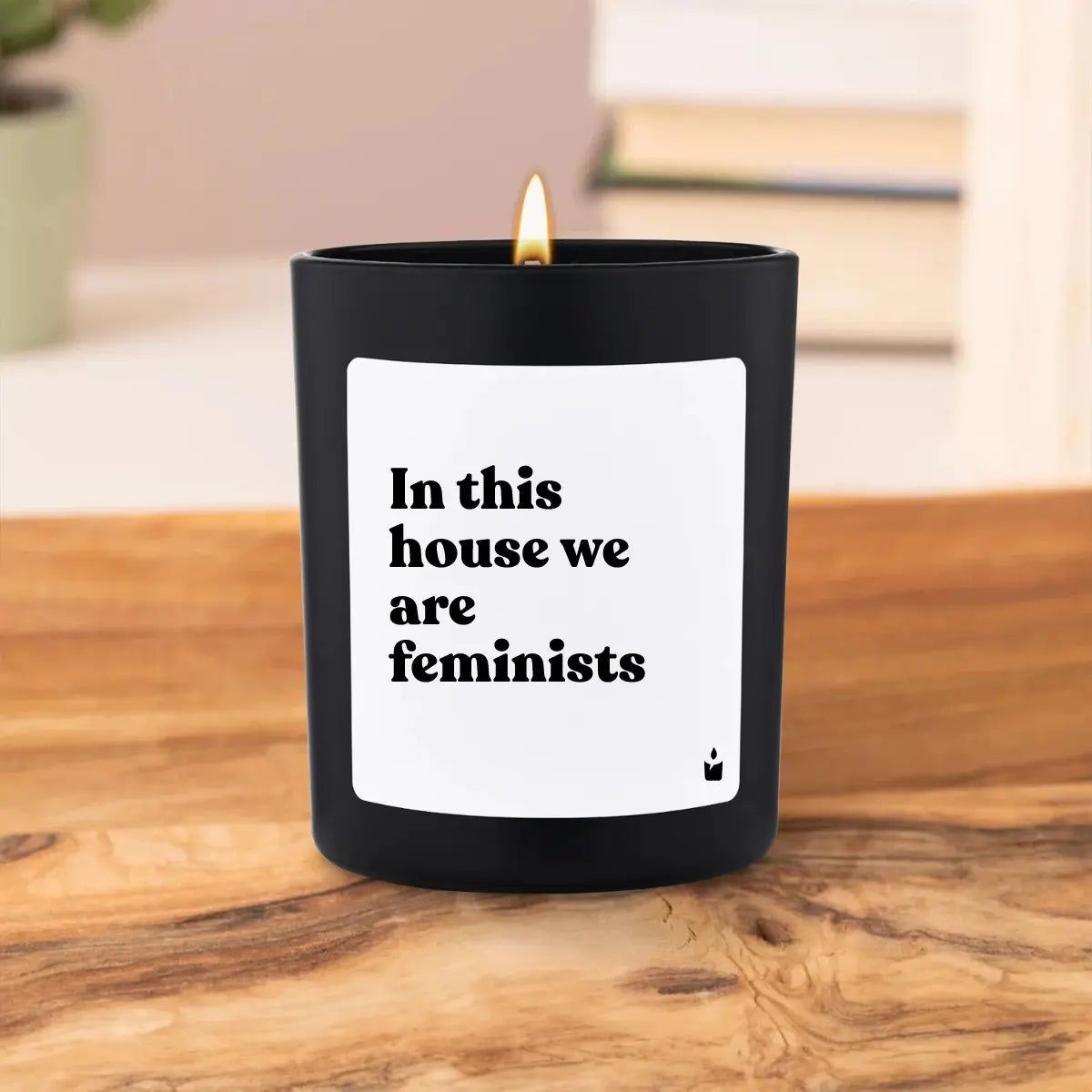 Duftkerze Schwarz Woody In this house we are feminists von ChattyCandles