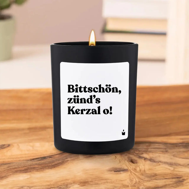 Duftkerze Schwarz Flowery Bittschön, zünd’s Kerzal o! von ChattyCandles
