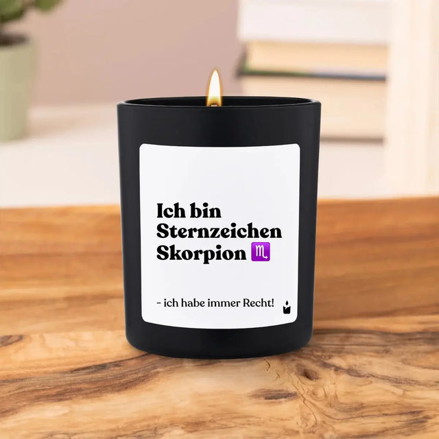 Duftkerze Schwarz Woody Ich bin Sternzeichen Skorpion - ich habe immer Recht! von ChattyCandles