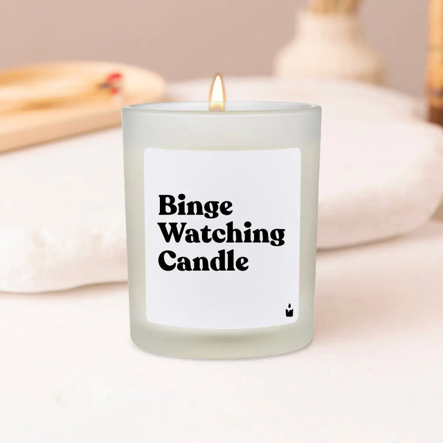 Duftkerze Weiss Woody Binge Watching Candle von ChattyCandles