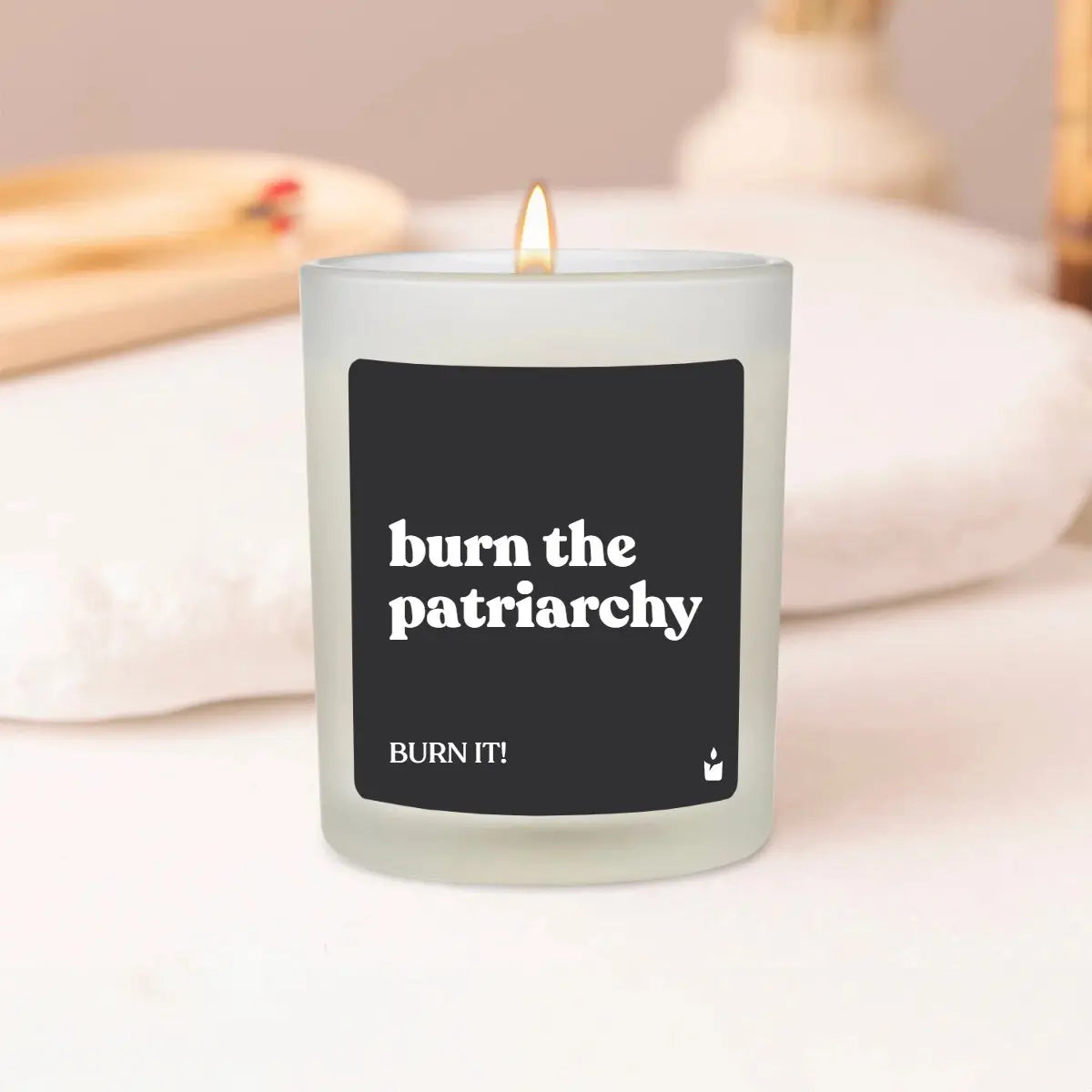Duftkerze Weiss Flowery burn the patriarchy - burn it! von ChattyCandles