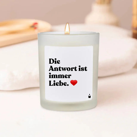 Duftkerze Weiss Woody Die Antwort ist immer Liebe. von ChattyCandles