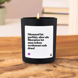 Duftkerze Schwarz Woody Niemand ist perfekt, aber als Skorpion ist man schon verdammt nah dran! von ChattyCandles