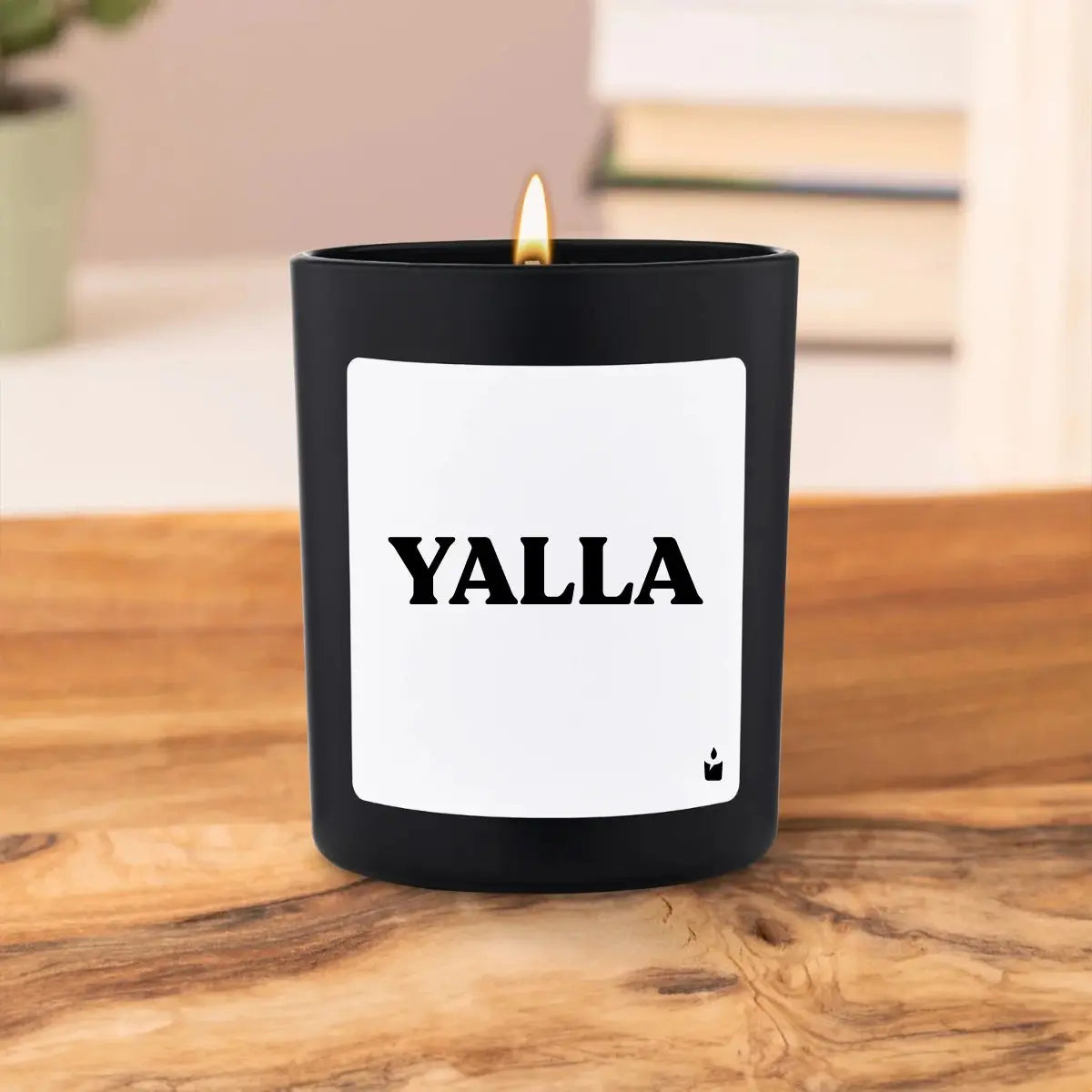 Duftkerze Schwarz Woody Yalla von ChattyCandles