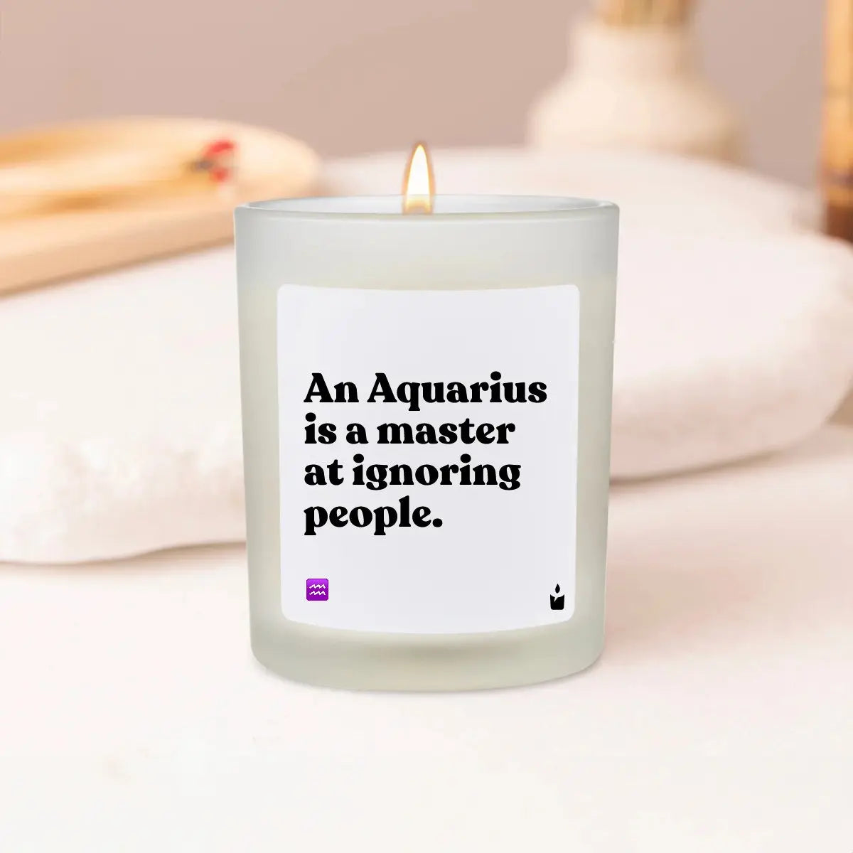 Duftkerze Weiss Woody An Aquarius is a master at ignoring people. von ChattyCandles